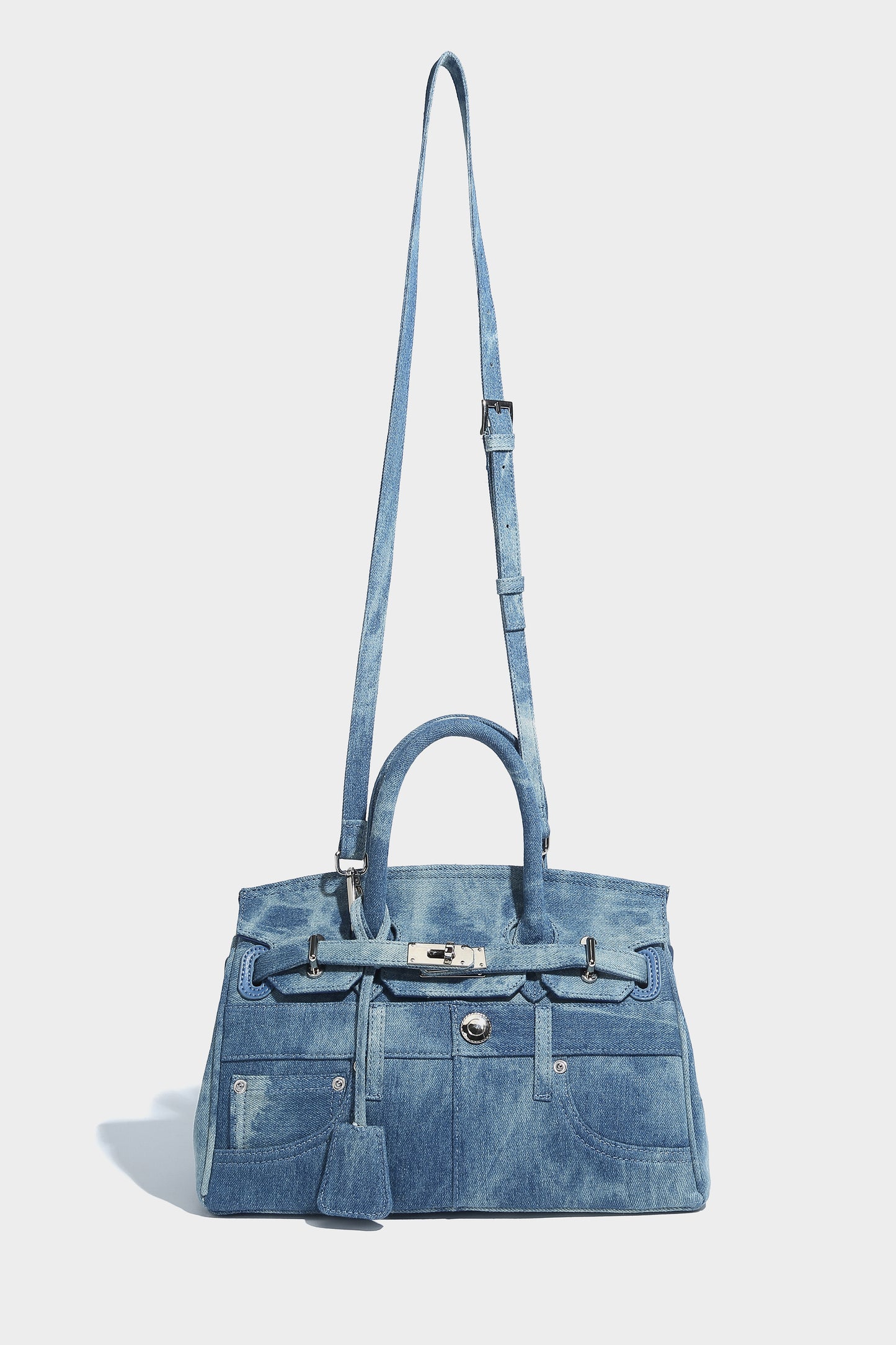 This denim bag has a long-handled shoulder strap can hang out fashionably.