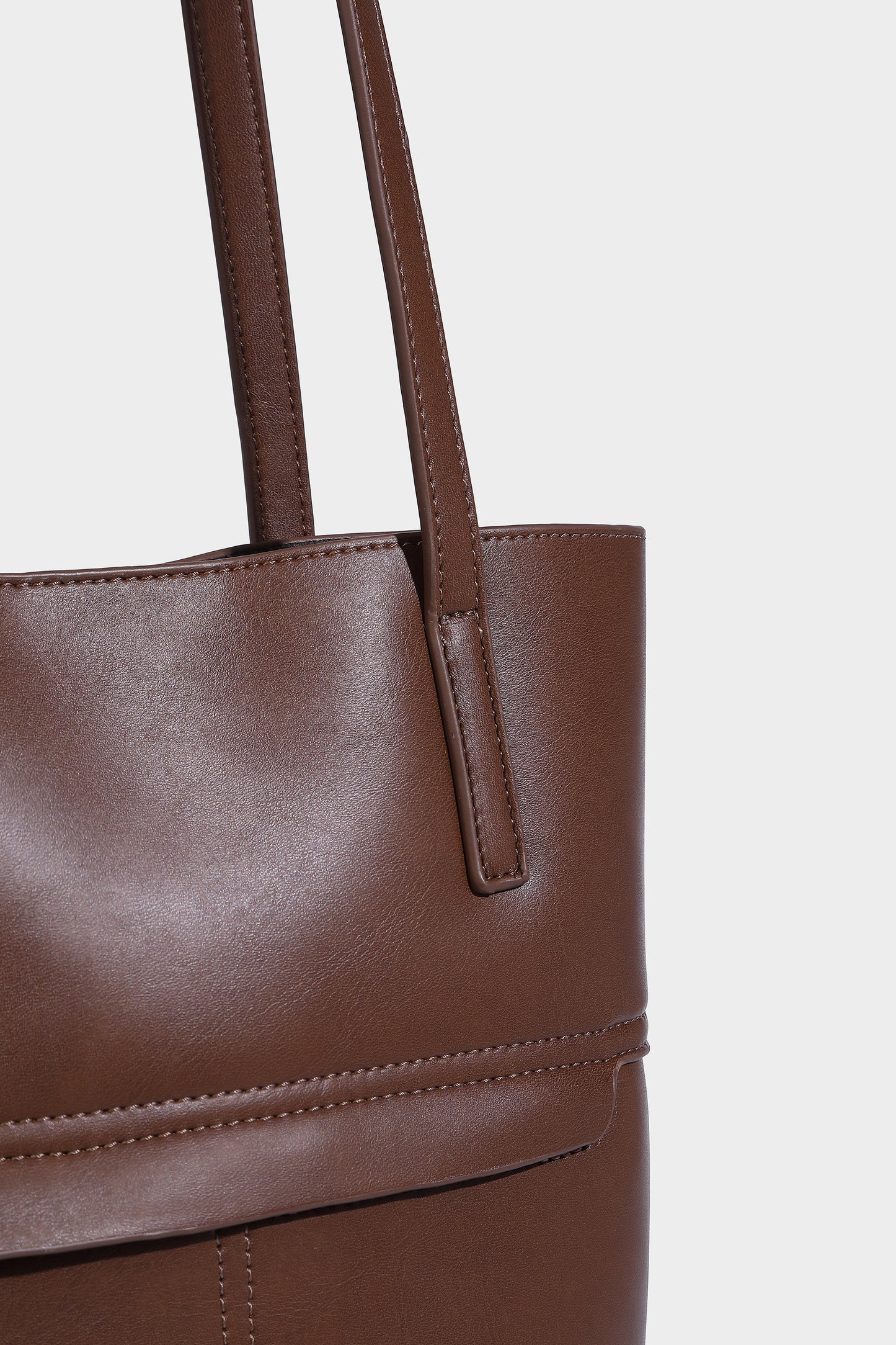 Made of vegetable tanned leather, this bucket bag is environmentally friendly and of high quality