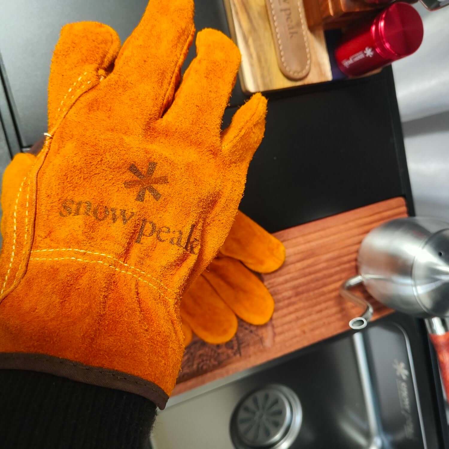Pure cowhide gloves meet people's various needs, camping, exploration, also have insulation